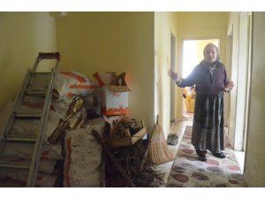 Yaşlı kadının derme çatma evdeki yaşam savaşı