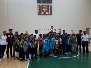 Issızca Şehit Ahmet Çalık Ortaokulu hentbolda şampiyon