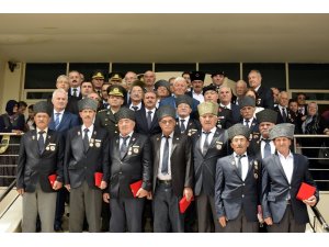 Kıbrıs Barış Harekatı’na katılan Burdurlu 21 gaziye madalya ve beratları törenle verildi