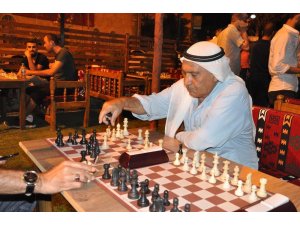 Kızıltepe’de vatandaşlar sahura kadar satranç oynuyor