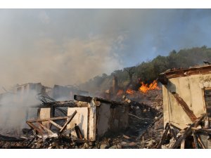 Çankırı’da telefonsuz köyde yangın: 7 ev kül oldu