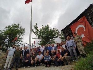 Şehit mezarlığına 15 metre yüksekliğinde Türk bayrağı