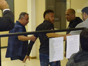 Tecavüzle suçlanan Neymar polis merkezinde