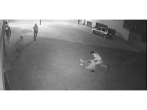 Karaman’da tekme tokat dayak güvenlik kamerasında