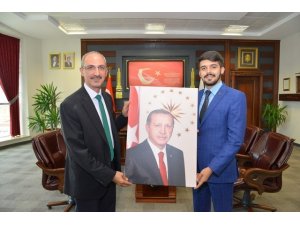 Ahi Evran Üniversitesi Öğrencisi, Rektör Karakaya’ya Cumhurbaşkanı Erdoğan’ın portresini hediye etti