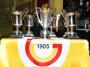 Galatasaray’ın kupaları divanda sergilendi