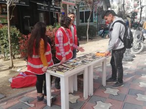 Cizre’de Kızılay gönüllüsü öğrencilerden örnek davranış