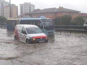 İstanbul'da yağış başladı... Yollar göle döndü, D-100'de trafik durdu