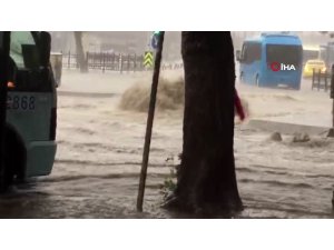 Pendik’de yoğun yağış nedeniyle yolları su bastı