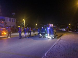 Otomobille çarpışan ambulans devrildi: 4 yaralı