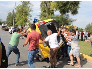 Antalya’da kazada ters dönen ticari taksiye imece usulü kurtarma