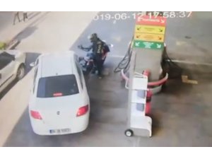 Motosiklet sürücüsünün benzin istasyonunda aracı üzerine kıran sürücüye yumruğu kamerada