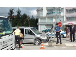 Şuhut’ta trafik kazası: 2 yaralı
