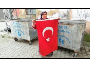 "Bunun yeri çöp değil, başımızın üstü" dedi, çöpte bulduğu Türk bayrağını evinin kapısına astı