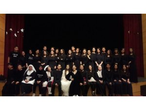 Liseli öğrencilerden İngilizce tiyatro