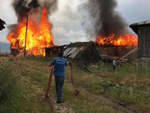 Bolu’da, kullanılmayan 3 köy evi alev alev yandı