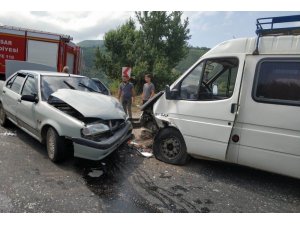 Tokat’ta otomobil ile minibüs çarpıştı: 4 yaralı