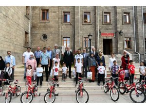 Vali’den 10 öğrenciye karne hediyesi bisiklet