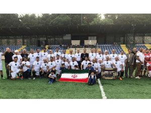 Türkiye-İran veteranlar maçını dostluk kazandı