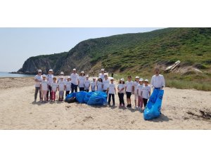 İlkokul öğrencilerinden sahil temizliği