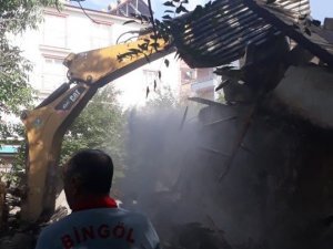 Bingöl’de metruk bina yıkıldı