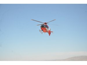 Dağlık arazide düşen öğretmen, ambulans helikopterle kurtarıldı