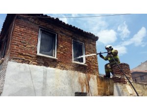 Burhaniye’de çıkan yangında bir ev kül oldu