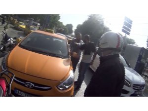 Taksici ile motosikletlinin “plaka yamuldu” kavgası kamerada