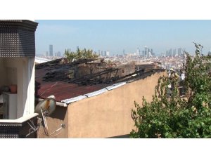 Gaziosmanpaşa’da 2 katlı binanın çatı katı alev alev yandı