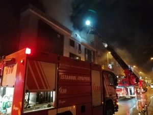 3 katlı bir iş merkezinin çatısında yangın çıktı