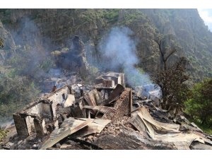 Yusufeli’nde 1 kişinin öldüğü 7 evin kül olduğu yangının acı bilançosu gün ağarınca ortaya çıktı