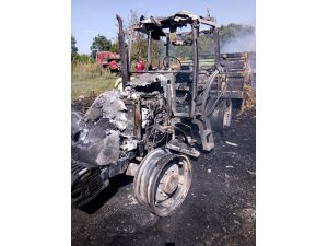 Saman yüklü traktör yandı