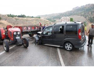 Traktör ile hafif ticari araç çarpıştı: 4 Yaralı