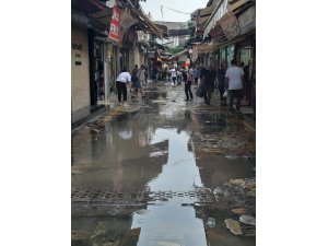 İzmir’de yağmur dakikalar içerisinde caddeleri göle çevirdi