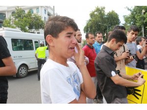 Küçük çocuk Mursi için hıçkıra hıçkıra ağladı
