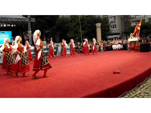 Ayakkabısı çıkan Makedon folklorcu oyunu bırakmadı