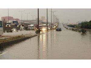 İzmir-Ankara karayolunu su bastı