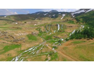 Erzincan’da Konarlı Şelalesi doğal güzelliğiyle büyülüyor