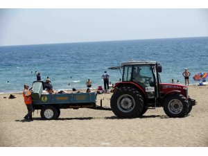 Lara plajından her gün 60 ton çöp toplanıyor