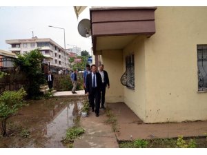 Vali Şentürk, su baskını olan evlerde incelemede bulundu
