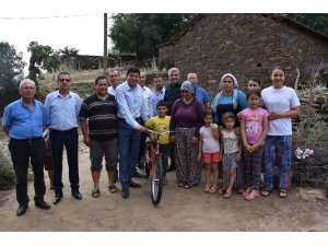 Başkan Özcan’dan çocuklara bisikletli karne hediyesi