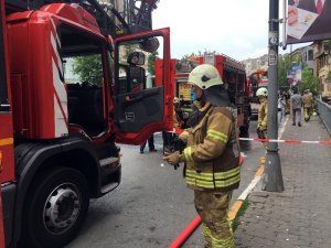 Beyoğlu’ndaki yangında mahsur kalan 3 kadın itfaiye ekiplerince kurtarıldı