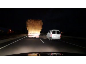 Aşırı saman yüklü kamyonetle trafikte tehlikeli taşımacılık