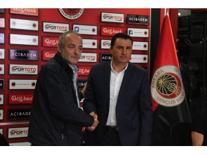Gençlerbirliği, hafta içi anlaştıklarını duyurduğu Teknik Direktör Mustafa Kaplan ile 1 yıllık sözleşme imzaladı.