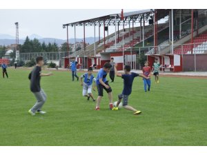 Şuhut Belediye Hisarspor’un minik futbolcuları gelecek için umut veriyor