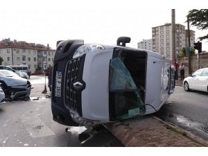 Servis minibüsü yan yattı: 2 yaralı