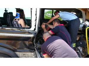 Yolcu minibüsü buğday yüklü traktöre çarptı: 6 yaralı