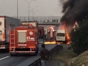 TEM’de alev alev yanan minibüs kullanılmaz hale geldi