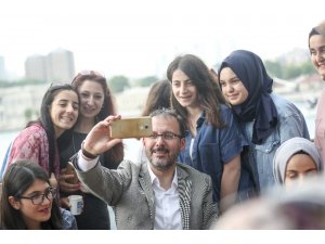 Bakan Kasapoğlu, üniversite öğrencileriyle Boğaz turu yaptı