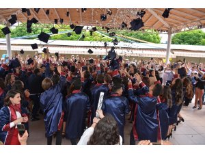Eskişehir Tayfur Bayar Anadolu Lisesi’nin mezuniyet töreni coşkulu geçti